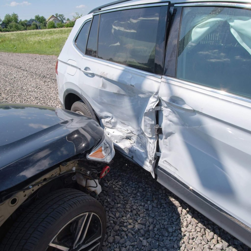 imgi_49_bei-schweren-autounfallen-beschadigte-fahrzeuge-nach-kollision-auf-der-unfallstelle-auf-der-strasse-verkehrssicherheits-und-versicherungskonzept-scaled